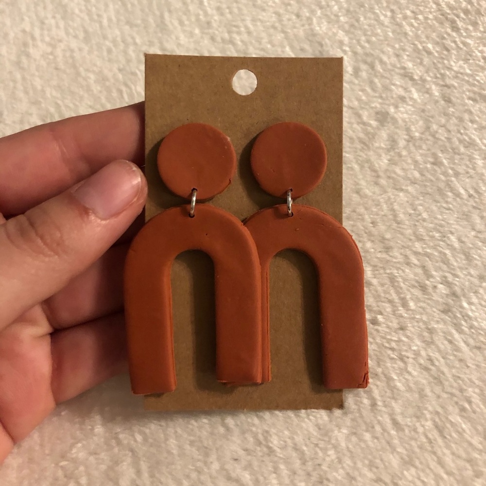 Rust orange U-shaped dangle earrings!